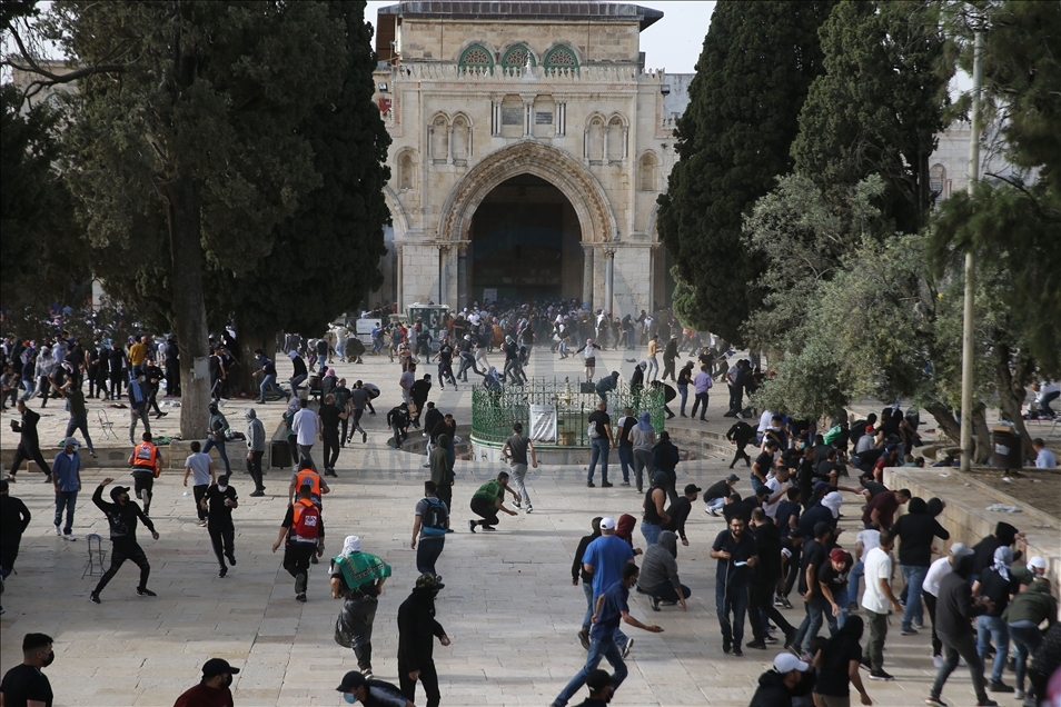 پۆلیسی ئیسرائیل هێرشی كرده سهر ئهو فهڵهستینییانهی له مزگهوتی ئهقسا ئێشكیان گرتبوو