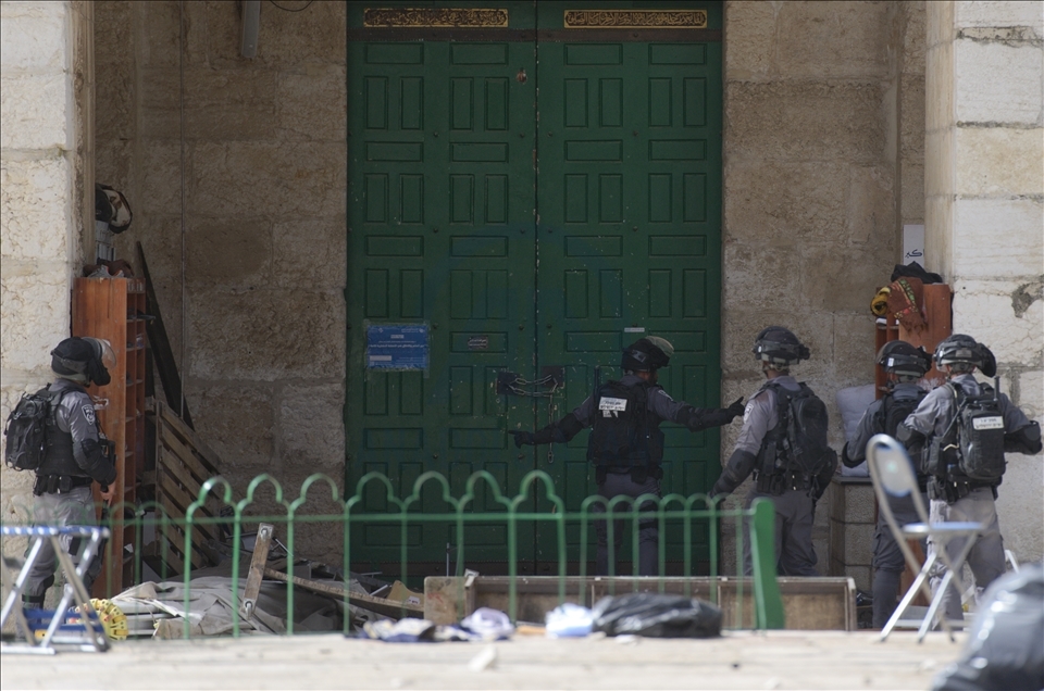 İsrail polisi, Mescid-i Aksa’da nöbet tutan Filistinlilere saldırdı