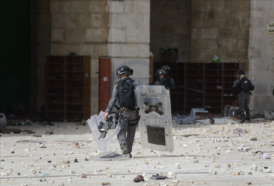 İsrail polisi, Mescid-i Aksa’da nöbet tutan Filistinlilere saldırdı
