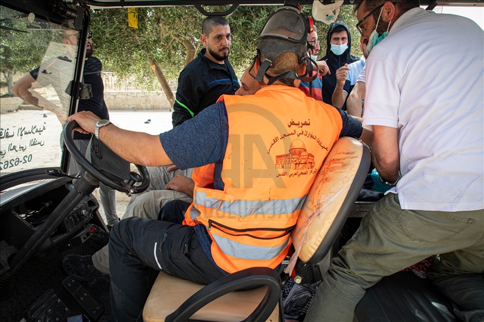 İsrail polisi, Mescid-i Aksa’da nöbet tutan Filistinlilere saldırdı