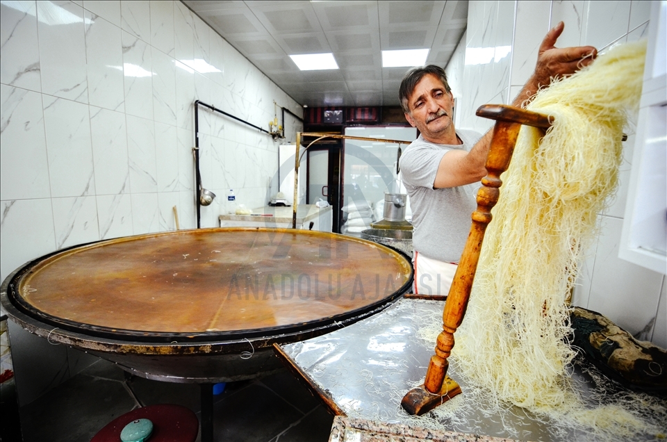 Konya'da geleneksel yöntemlerle üretilen tel kadayıf sofraları tatlandırıyor