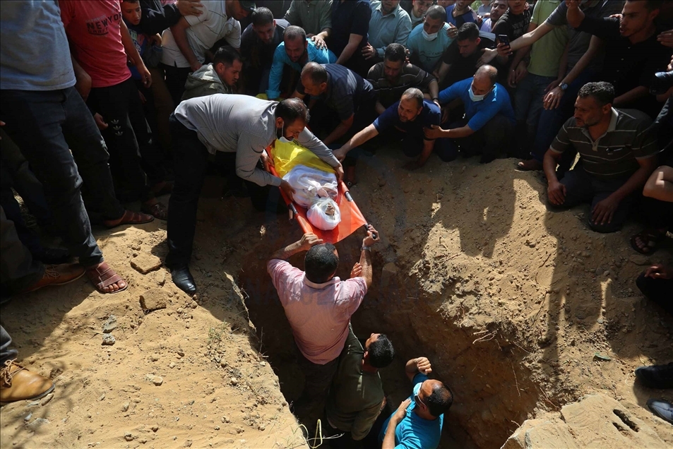 Funeral de un niño palestino que murió en un ataque aéreo israelí en la Franja de Gaza