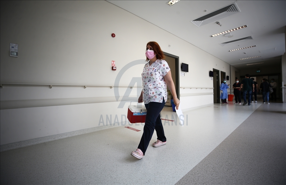 Salgınla mücadelede ön cephenin fedakar savaşçıları: Hemşireler