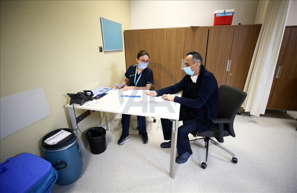 Salgınla mücadelede ön cephenin fedakar savaşçıları: Hemşireler