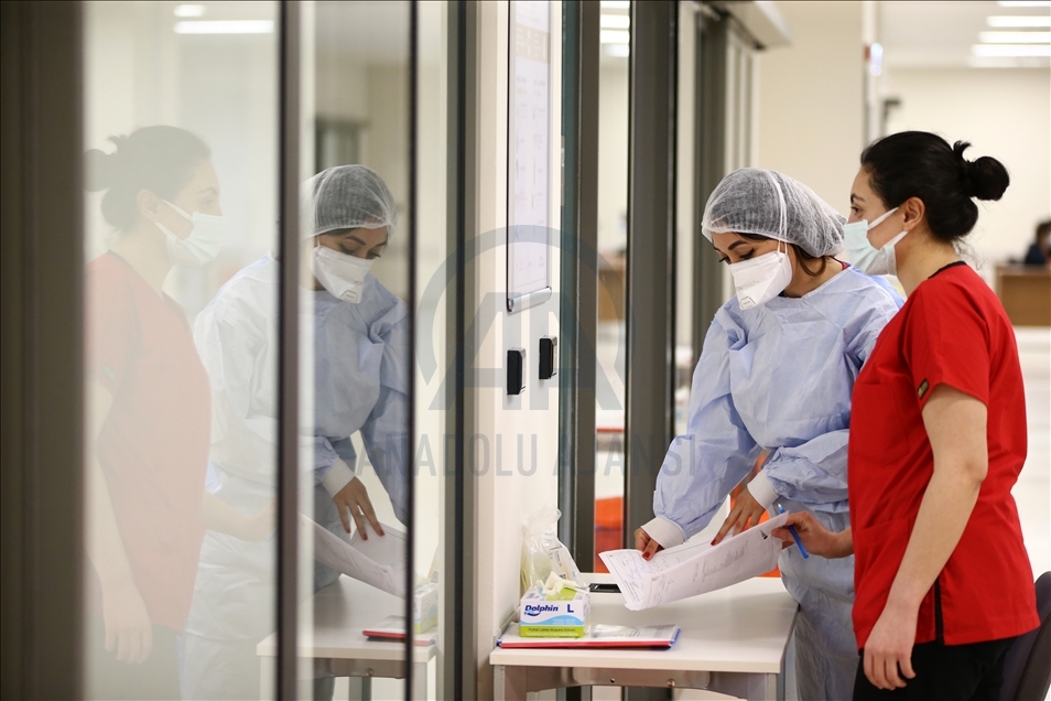 Salgınla mücadelede ön cephenin fedakar savaşçıları: Hemşireler