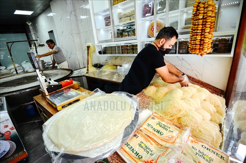 Konya'da geleneksel yöntemlerle üretilen tel kadayıf sofraları tatlandırıyor