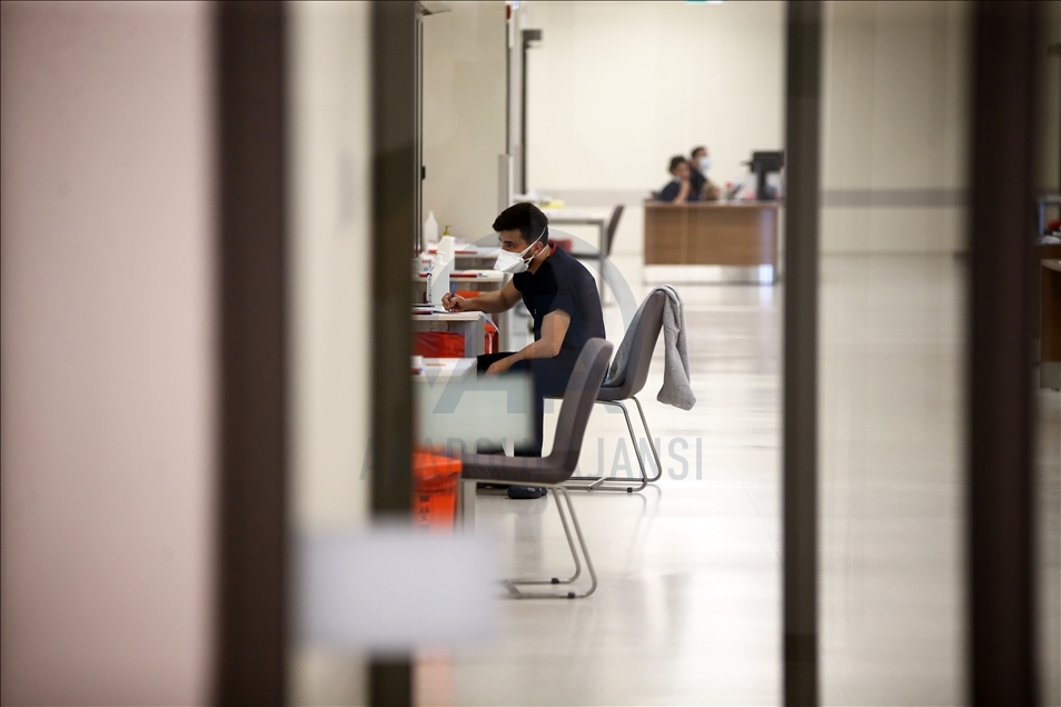 Salgınla mücadelede ön cephenin fedakar savaşçıları: Hemşireler