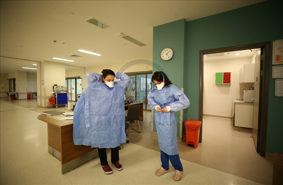 Salgınla mücadelede ön cephenin fedakar savaşçıları: Hemşireler
