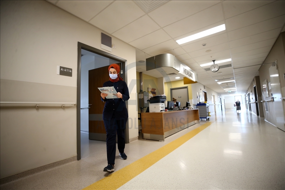 Salgınla mücadelede ön cephenin fedakar savaşçıları: Hemşireler