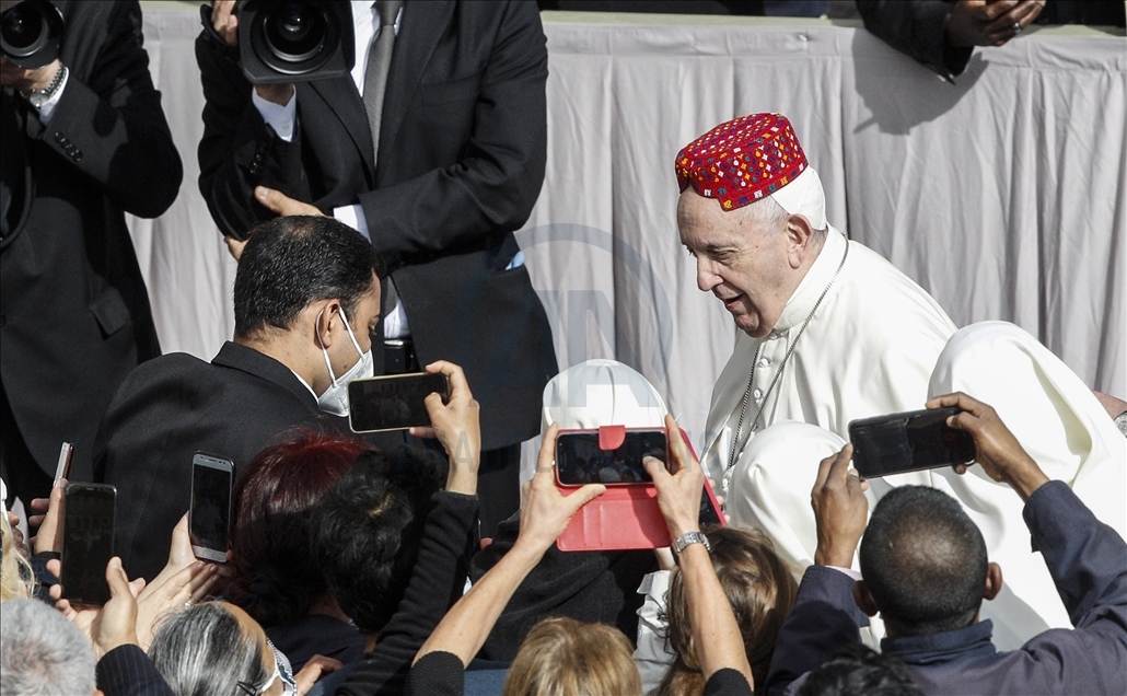 Pope Francis resumes audiences with the presence of the faithful