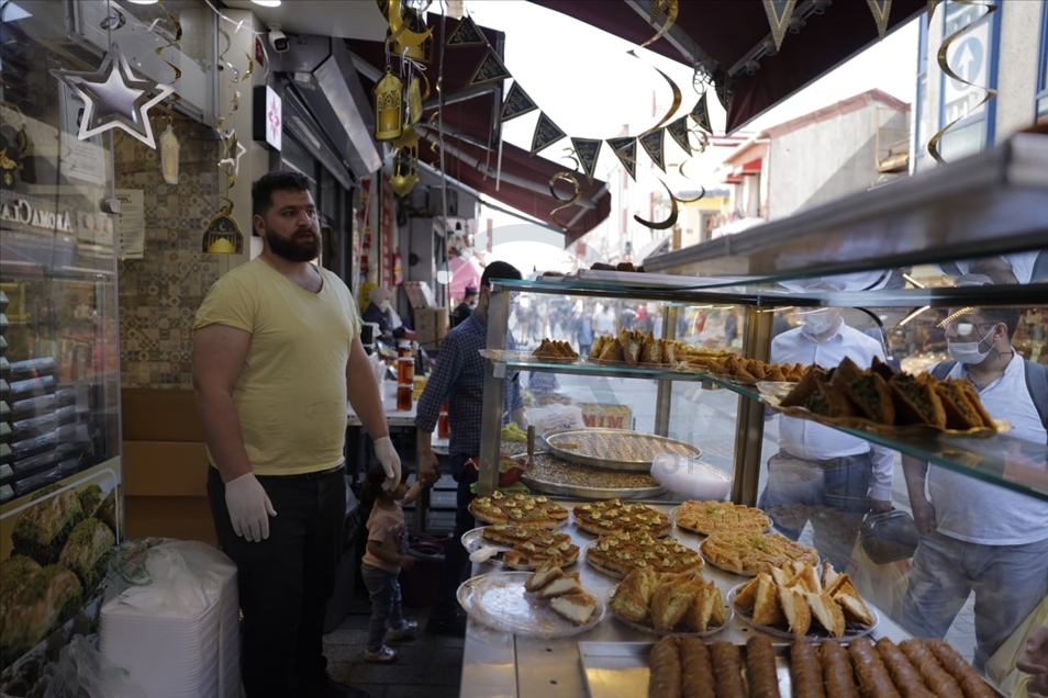 أسواق إسطنبول "تبتسم" لحلويات العيد