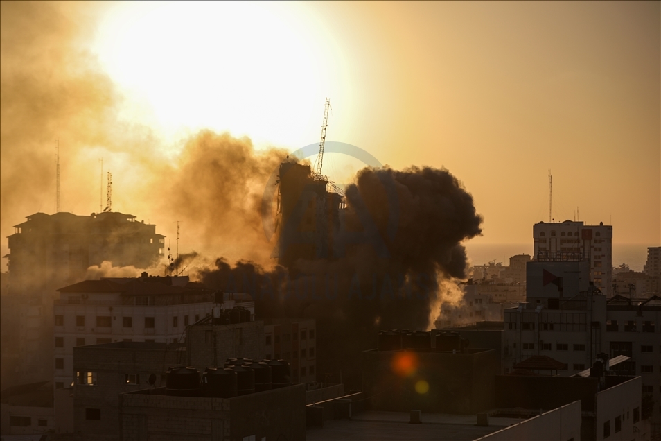 المقاتلات الإسرائيلية تدمر برجا من 14 طابقا وسط مدينة غزة
