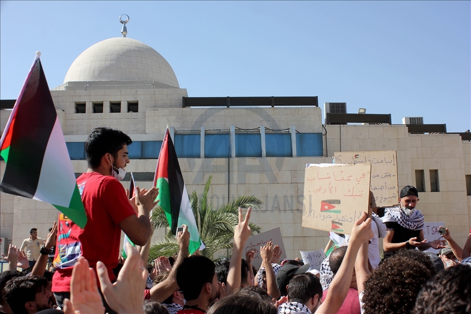 آلاف الأردنيين يحتشدون قرب سفارة إسرائيل دعما لفلسطين