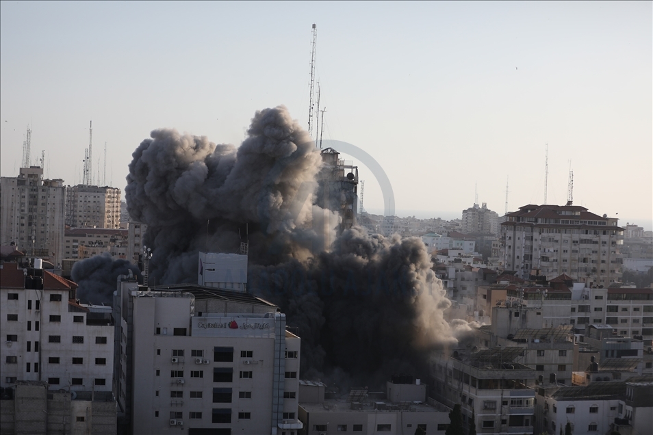İsrail, Gazze'de sivillerin ikamet ettiği dairelerin ve ticari ofislerin bulunduğu 14 katlı binayı vurdu