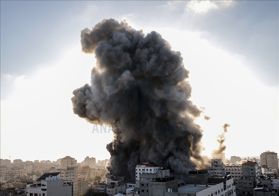 المقاتلات الإسرائيلية تدمر برجا من 14 طابقا وسط مدينة غزة