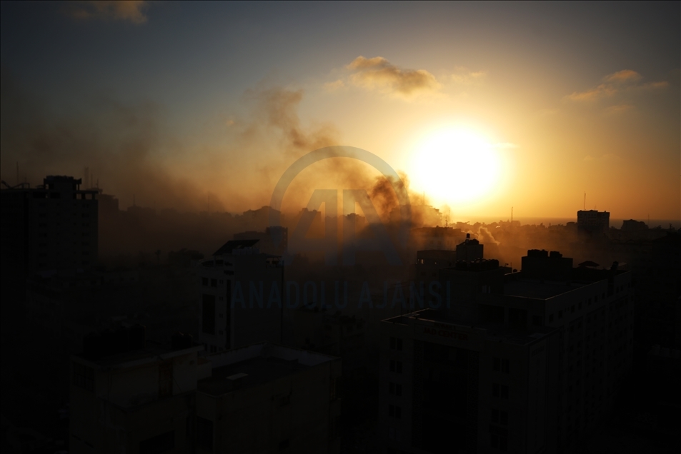 المقاتلات الإسرائيلية تدمر برجا من 14 طابقا وسط مدينة غزة