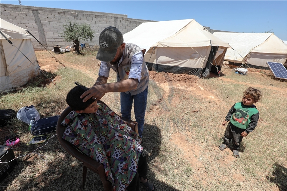 İdlib'de gönüllü berberler çadırlarda yaşayan çocuklara bayram tıraşı yaptı