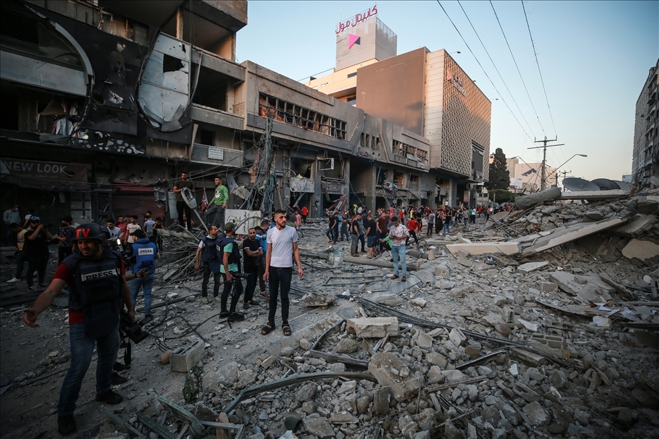 İsrail, Gazze'de sivillerin ikamet ettiği dairelerin ve ticari ofislerin bulunduğu 14 katlı binayı vurdu