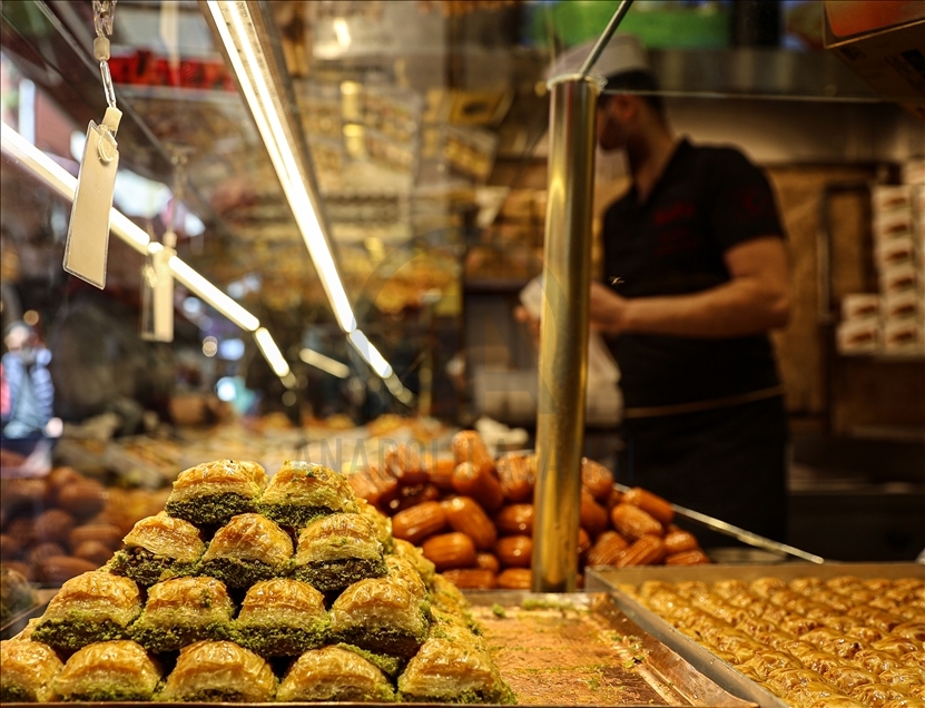 Bayram alışverişinin kalbi Eminönü ve Mısır Çarşısı sessiz