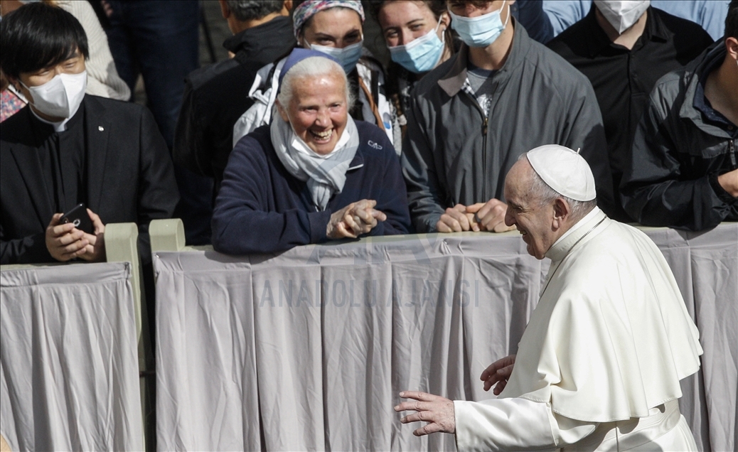 Pope Francis resumes audiences with the presence of the faithful
