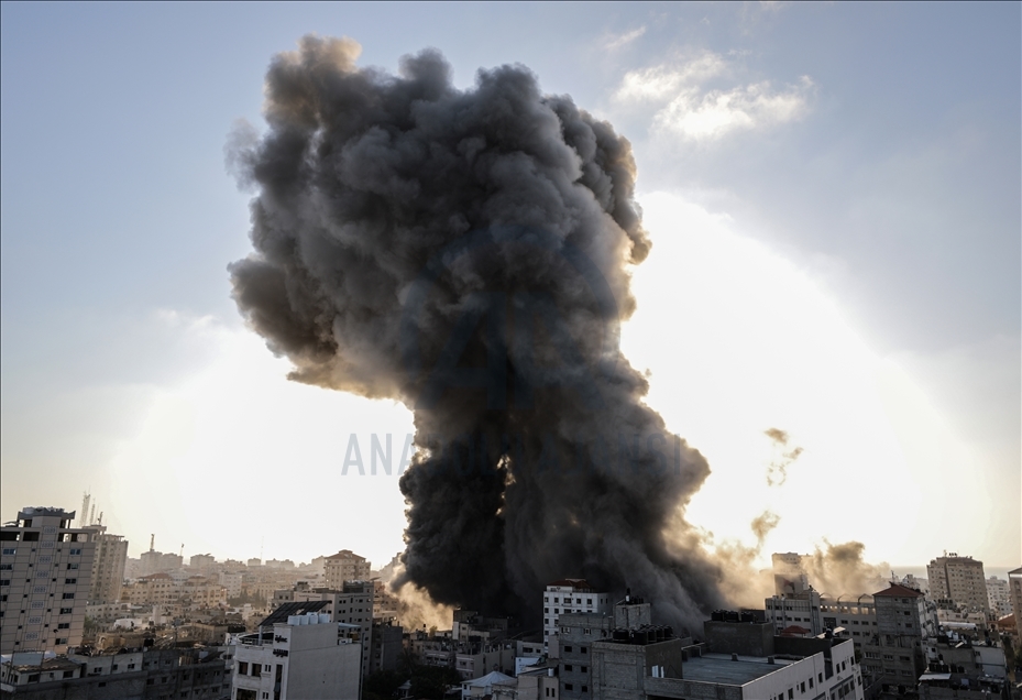 المقاتلات الإسرائيلية تدمر برجا من 14 طابقا وسط مدينة غزة