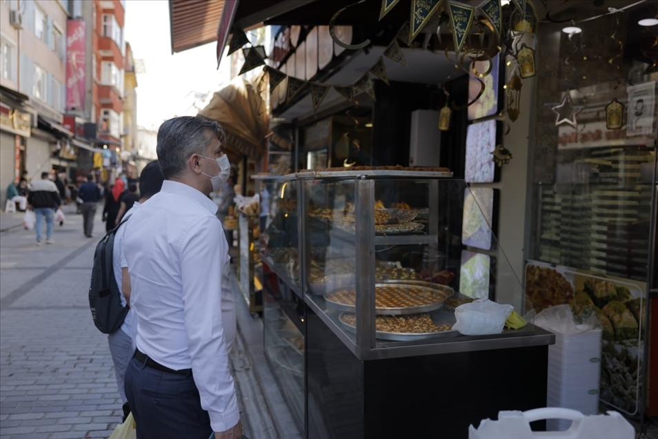 أسواق إسطنبول "تبتسم" لحلويات العيد
