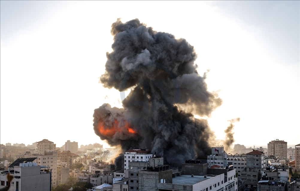 المقاتلات الإسرائيلية تدمر برجا من 14 طابقا وسط مدينة غزة