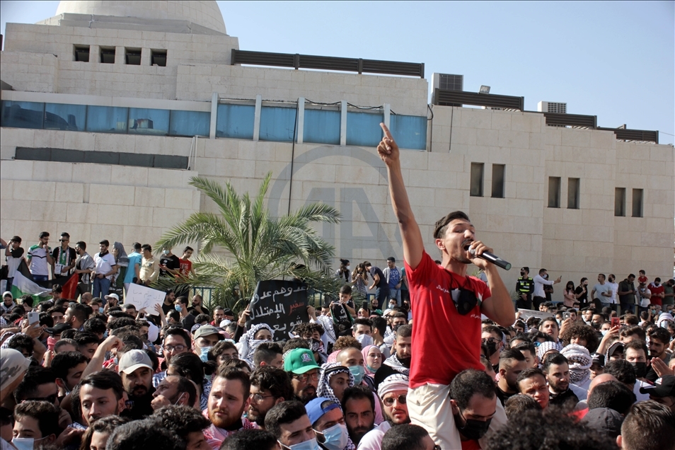 آلاف الأردنيين يحتشدون قرب سفارة إسرائيل دعما لفلسطين
