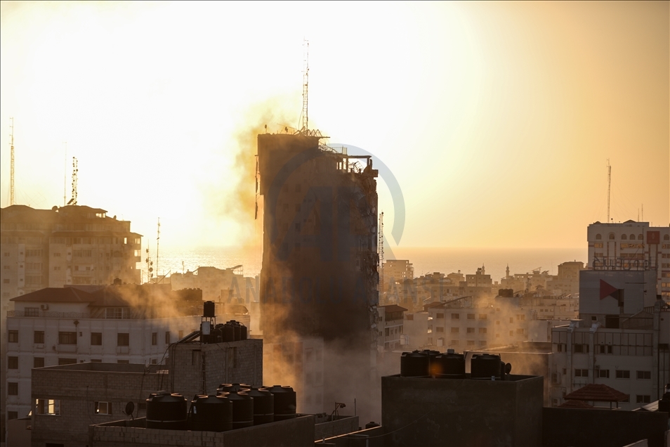 المقاتلات الإسرائيلية تدمر برجا من 14 طابقا وسط مدينة غزة