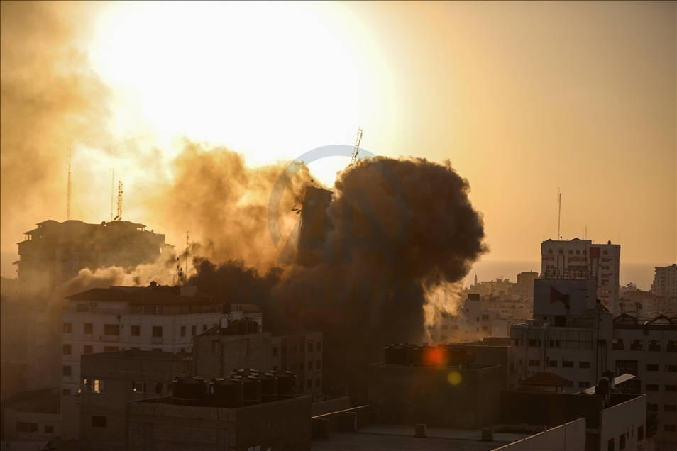 المقاتلات الإسرائيلية تدمر برجا من 14 طابقا وسط مدينة غزة