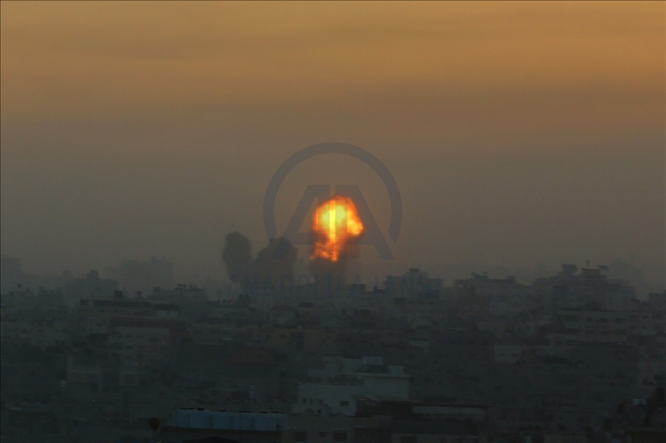الطيران الإسرائيلي يشن عشرات الغارات العنيفة غير المسبوقة على غزة منذ بدء التصعيد