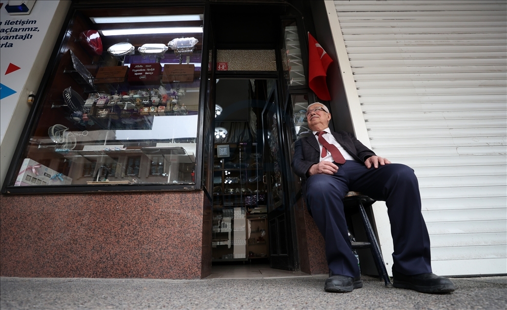 Balıkesirli "Şekerci Orhan" ağızları tatlandıran 9 metrekarelik dükkanında yarım asrı devirdi