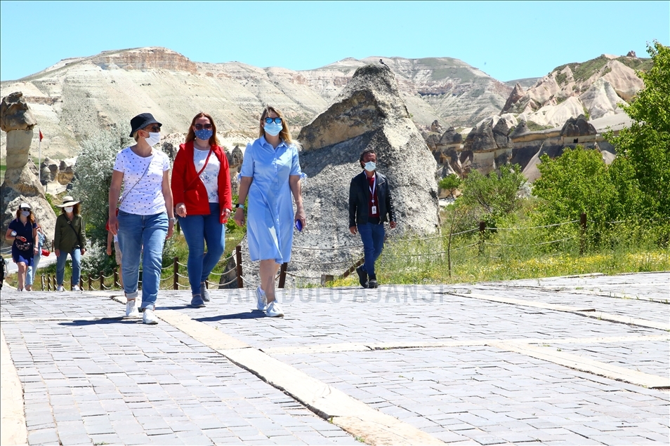 Ukraynalı turistler direkt uçuşla geldikleri Kapadokya'dan hayranlıkla ayrılıyor