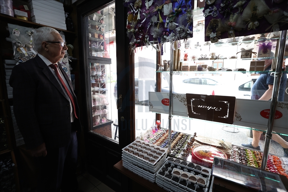 Balıkesirli "Şekerci Orhan" ağızları tatlandıran 9 metrekarelik dükkanında yarım asrı devirdi