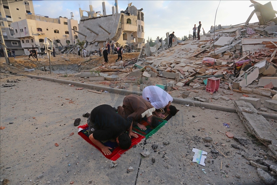 Perayaan Idulfitri di Gaza di bawah serangan udara Israel