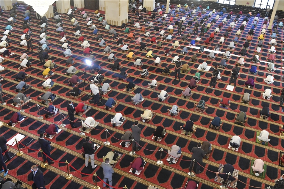 Lübnan'da Kovid-19 gölgesinde bayram namazı kılındı