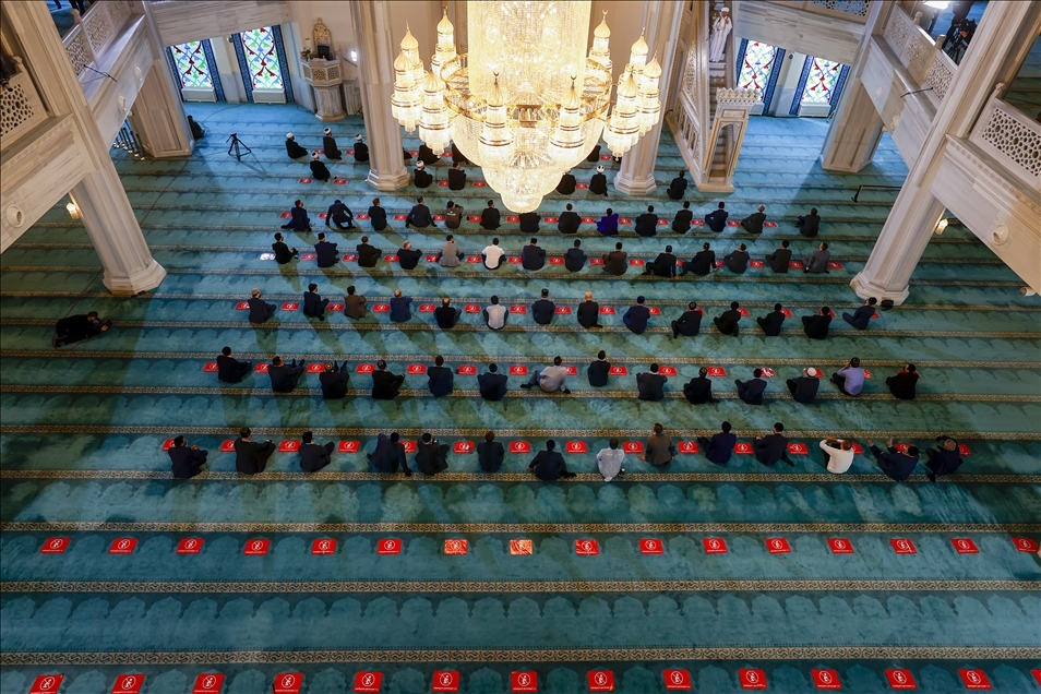 Rusya’da Ramazan Bayramı namazı salgın önlemleriyle kılındı