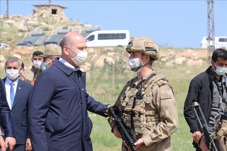 İçişleri Bakanı Soylu, Gabar Dağı'ndaki Akrep Üs Bölgesi'nde askerlerle bayramlaştı