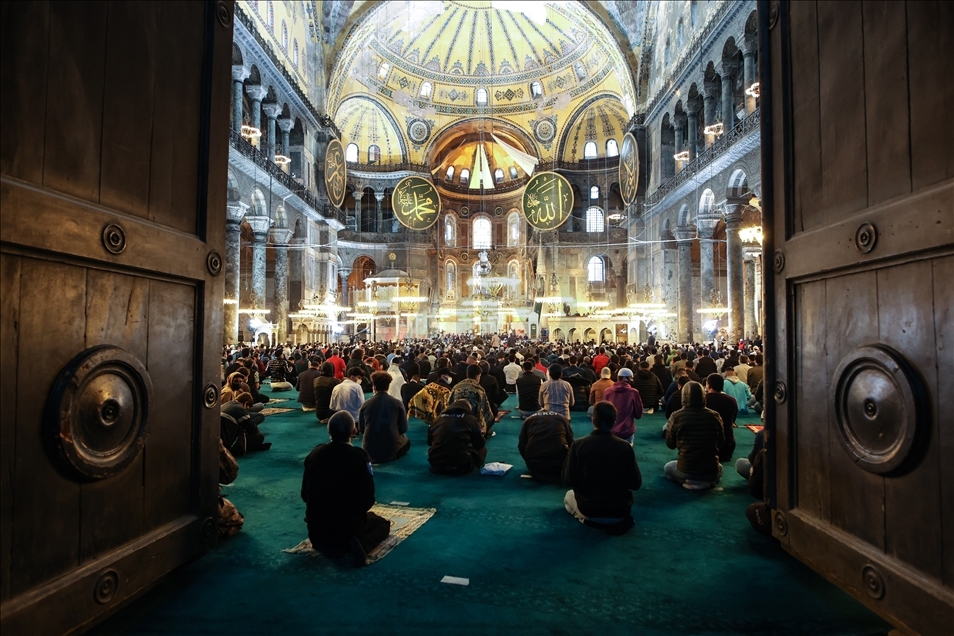 ayasofya i kebir cami i serifi nde 87 yil sonra ilk ramazan bayrami namazi kilindi