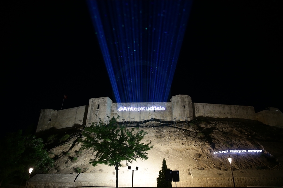 Filistin'e destek amacıyla Gaziantep Kalesi'nde ışık gösterisi yapıldı