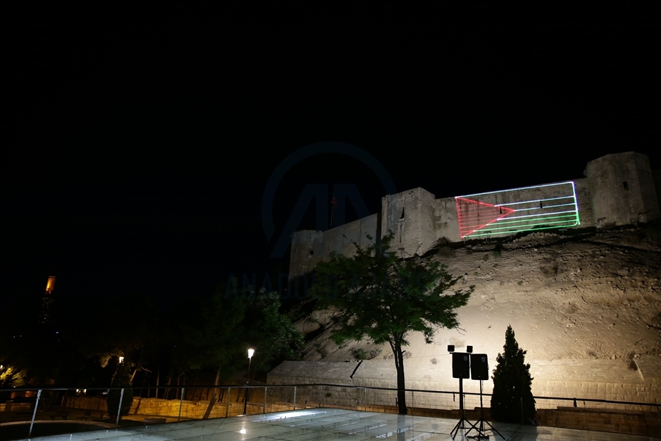 Filistin'e destek amacıyla Gaziantep Kalesi'nde ışık gösterisi yapıldı
