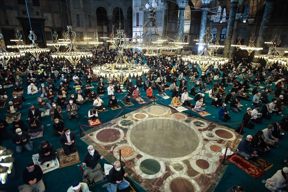 La gran mezquita de Santa Sofía alberga la primera oración del Eid Al-Fitr por primera vez después de 87 años