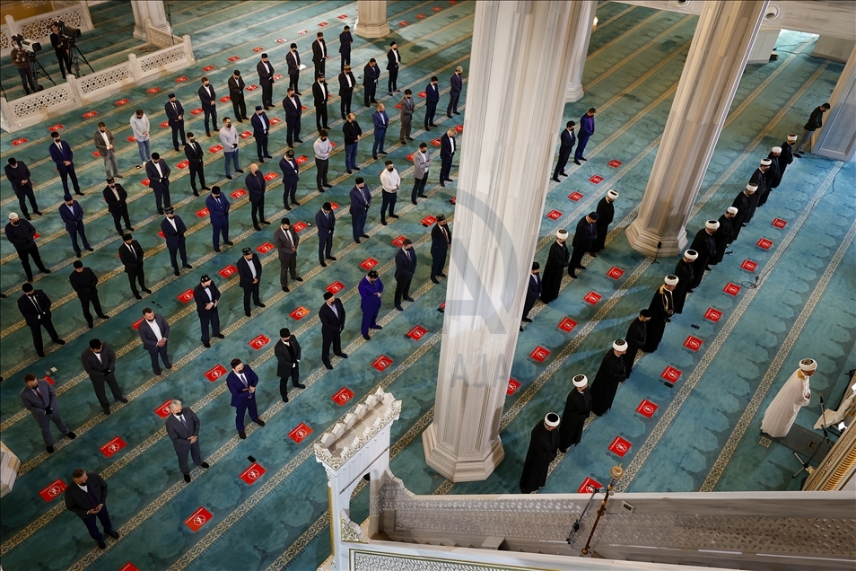 Rusya’da Ramazan Bayramı namazı salgın önlemleriyle kılındı