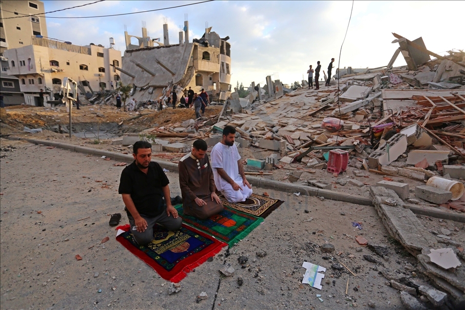 Perayaan Idulfitri di Gaza di bawah serangan udara Israel