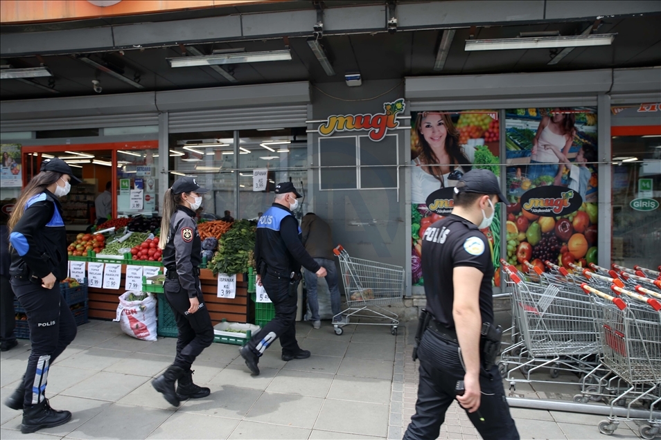 Muş'ta polisler "tam kapanma" sürecinde yaşlılara devletin şefkatli elini uzatıyor