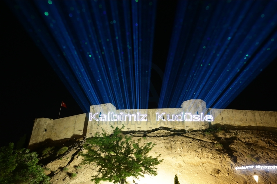 Filistin'e destek amacıyla Gaziantep Kalesi'nde ışık gösterisi yapıldı