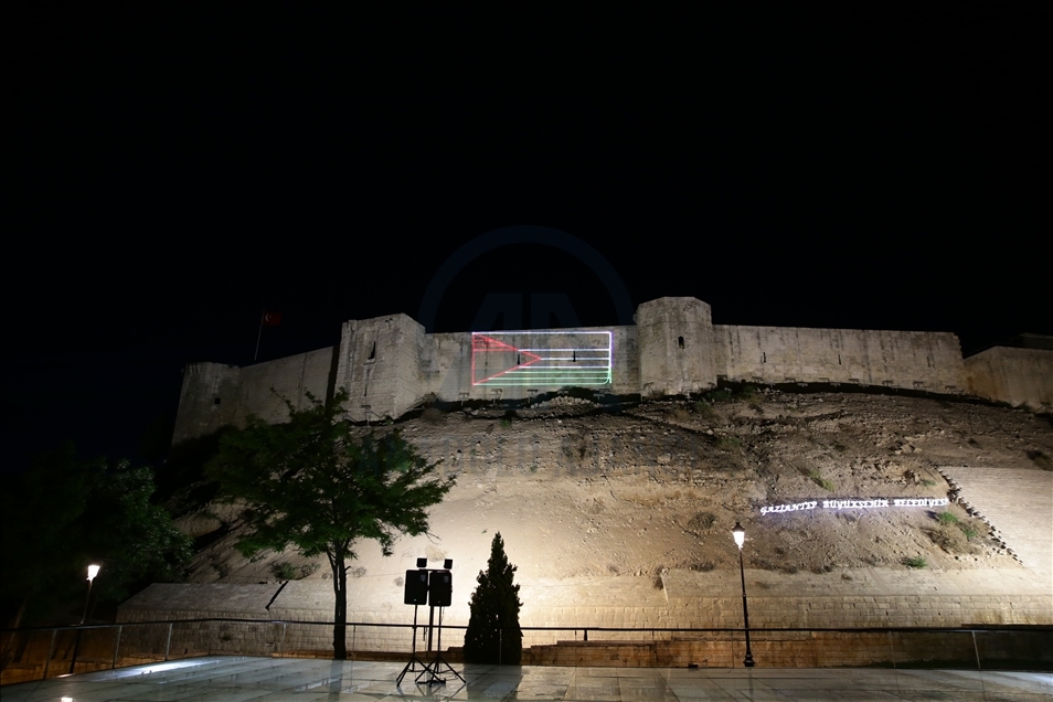 Filistin'e destek amacıyla Gaziantep Kalesi'nde ışık gösterisi yapıldı