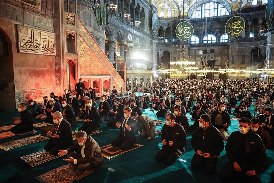 Istanbul, Turska - 13. maj 2021:   U istanbulskoj džamiji Aja S