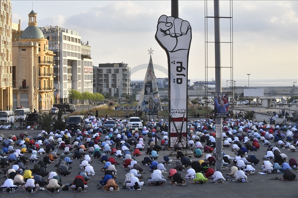 Lübnan'da Kovid-19 gölgesinde bayram namazı kılındı