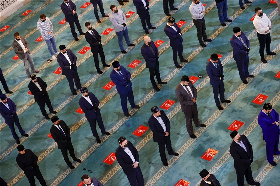 Rusya’da Ramazan Bayramı namazı salgın önlemleriyle kılındı